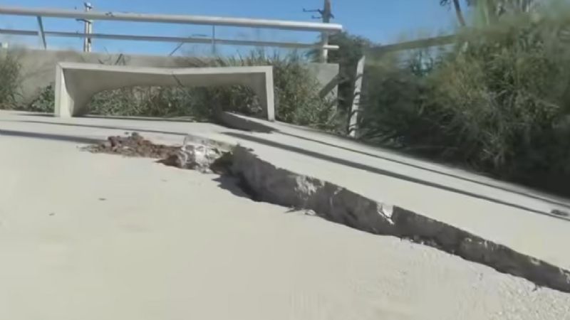 Peligro en Tres Puentes: colapsó parte de la caminería peatonal