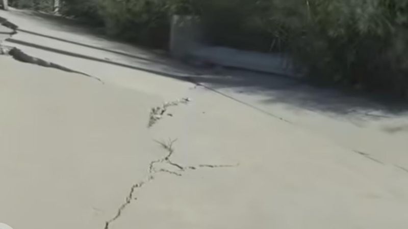 Peligro en Tres Puentes: colapsó parte de la caminería peatonal