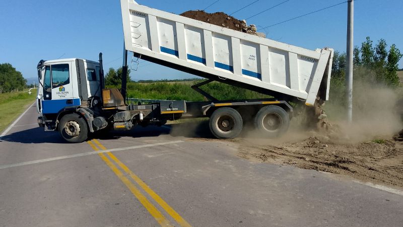 Vialidad nacional y municipio trabajan en la ruta 64, en Los Altos