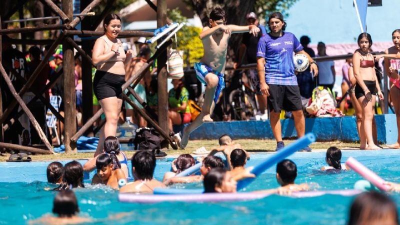 Gustavo inauguró las Colonias en el Camping Municipal