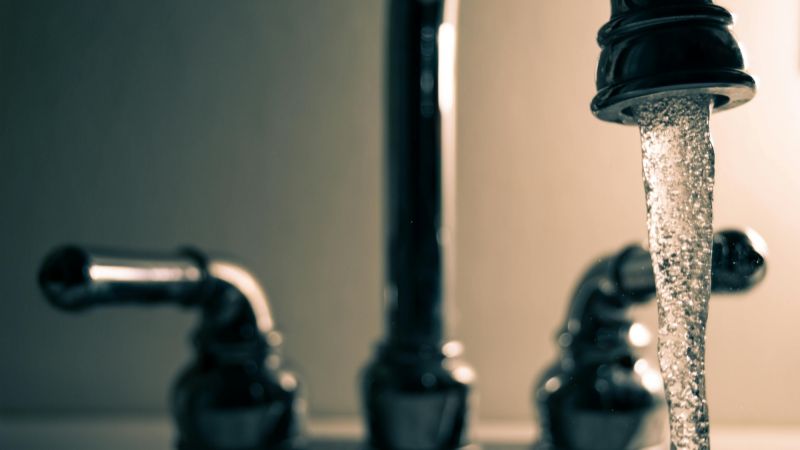 Corte y baja presión de agua afectan a cinco barrios de la zona oeste