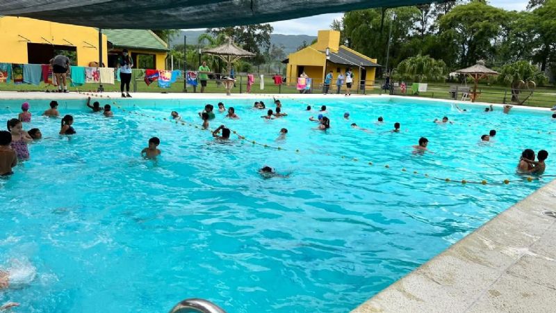Los Altos y Alijilán inauguraron la temporada de verano con piletas y Colonia gratuita