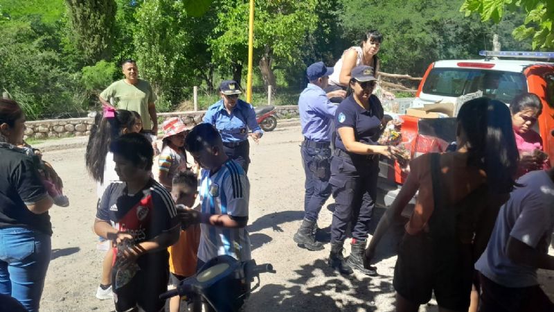 Policías llevaron alegría como Reyes Magos en Belén