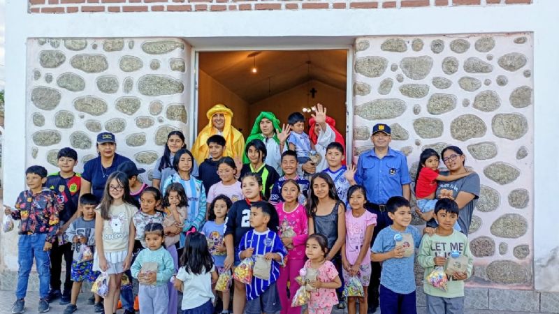 Policías llevaron alegría como Reyes Magos en Belén