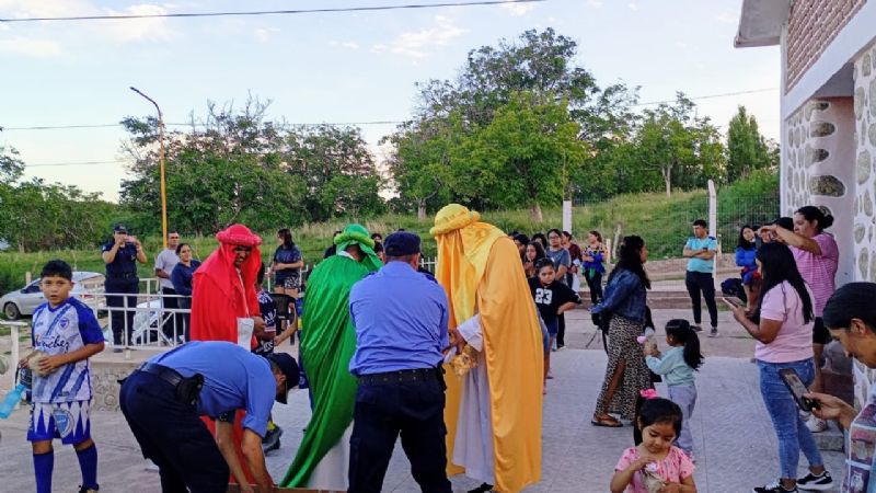 Policías llevaron alegría como Reyes Magos en Belén