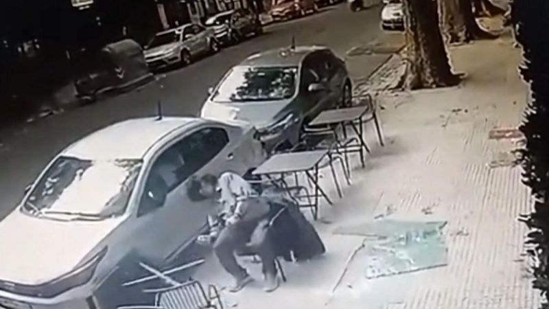 Un vidrio cayó desde un balcón y dejó a un hombre inconsciente