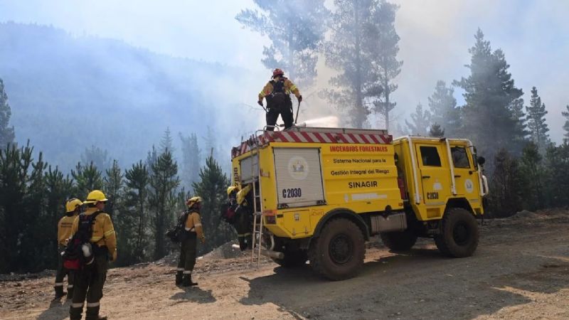 Bomberos de El Hoyo habilitaron un alias para recibir donaciones por el incendio en Chubut