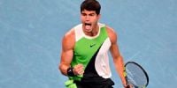 Carlos Alcaraz celebra su triunfo ante Novak Djokovic en la final.