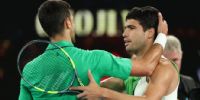 Carlos Alcaraz y Novak Djokovic se saludan tras la final del Australian Open, que se adjudicó el español.