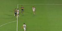 El VAR intervino al inicio del complemento y Darío Herrera cobró penal para el segundo de Boca ante Newell's. Discutible hasta la falta.