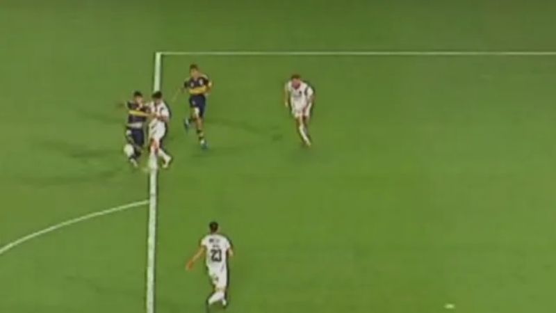 ¿Adentro o afuera?, el típico “ayudín” y penal para Boca