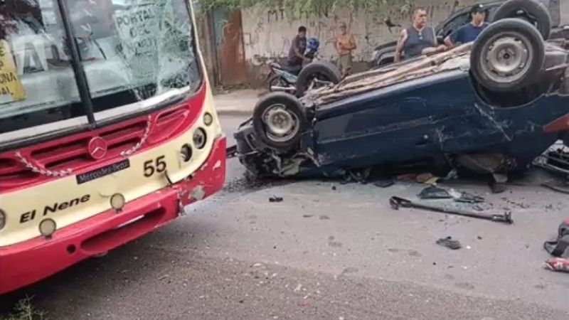 “Podría haber sido una desgracia”: fuerte choque entre un colectivo y un auto