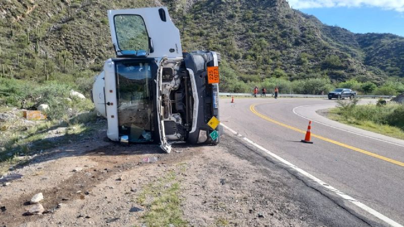 Precaución en La Cébila por el vuelco de un camión