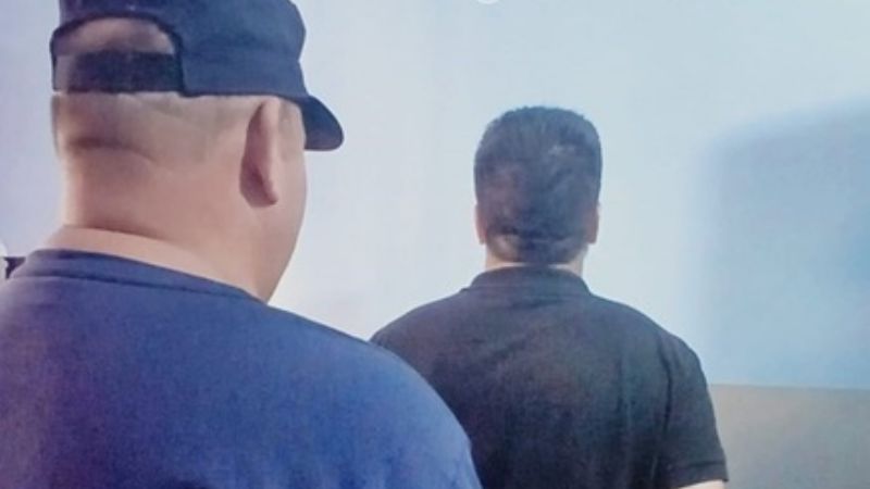 Le construyeron una precaria vivienda dentro de su terreno, y la prendió fuego