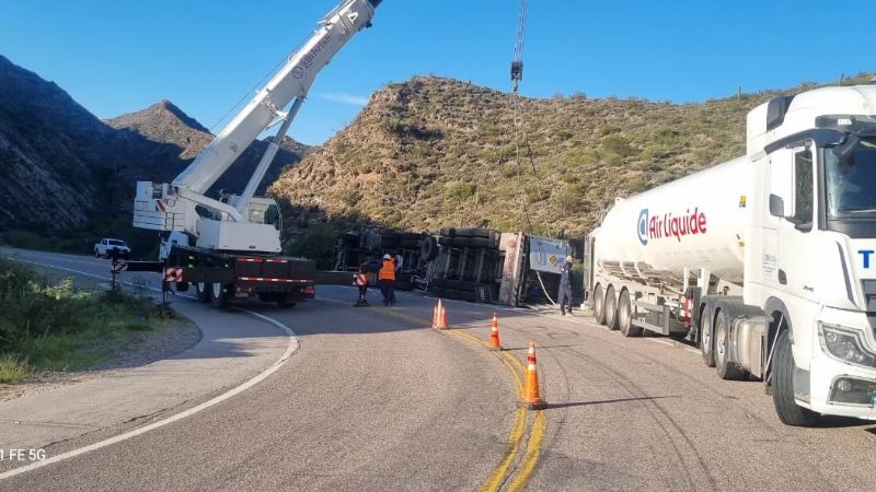 Corte parcial en La Cébila por la remoción del camión volcado ayer