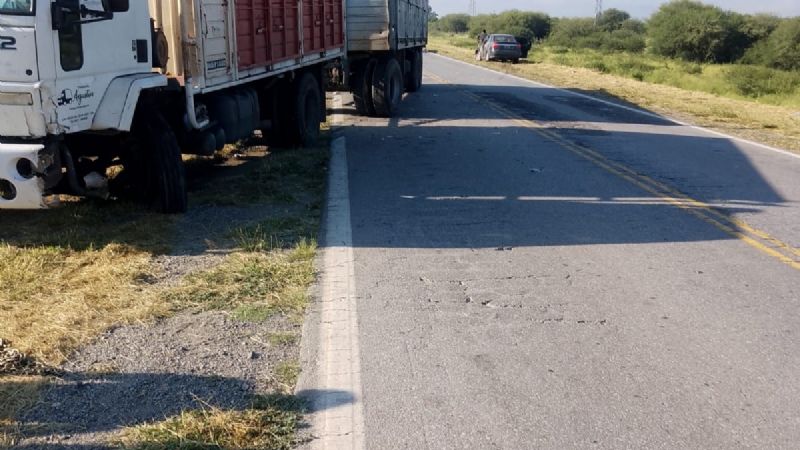 Choque frontal entre un camión con acoplado y auto en La Paz