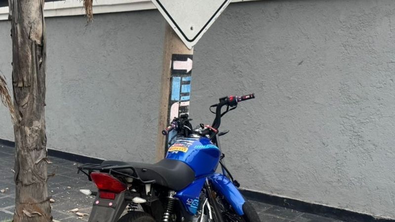 Un joven motociclista de 19 años falleció tras chocar contra un poste de energía