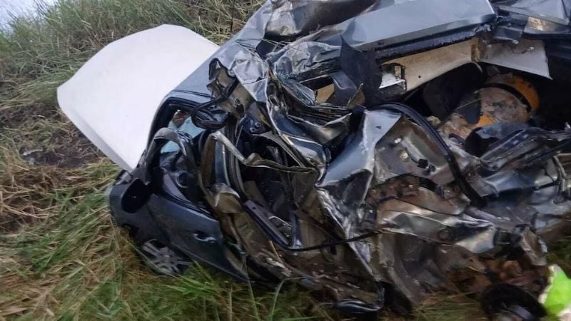 Un joven de 25 años murió al chocar de frente con un camión cerealero