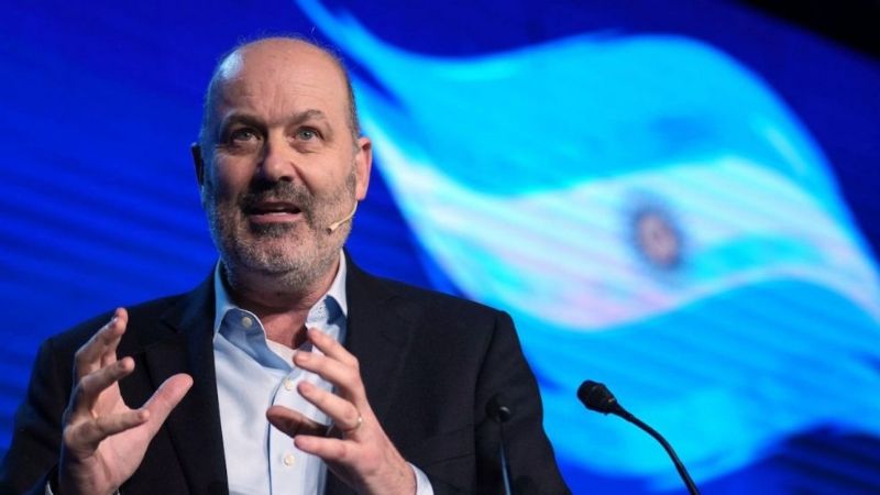 Sturzenegger explica cómo impactará la nueva ley en licencias, indemnizaciones y banco de horas