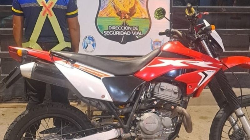 Secuestran una motocicleta en un puesto caminero