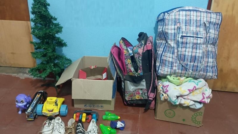 Le robaron hasta el arbolito de navidad