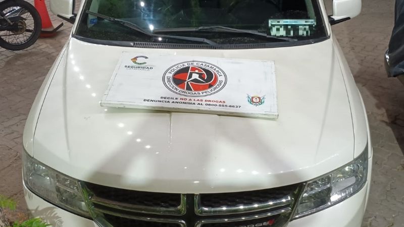 Detienen a dos personas y secuestran sustancias estupefacientes, celulares de alta gama y una camioneta