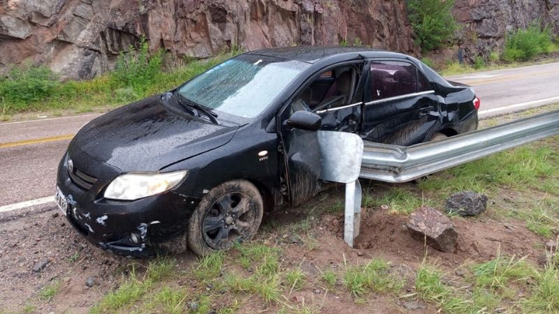 Un automóvil impactó contra el guardarraíl en la Quebrada de Belén