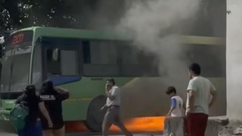 Voraz incendio de un colectivo en Fray Mamerto Esquiú