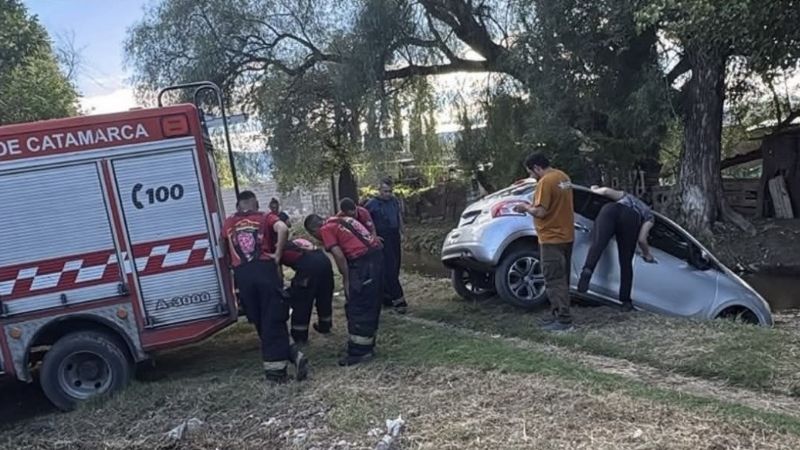 Tras un siniestro vial policías rescataron un automóvil en Valle Viejo