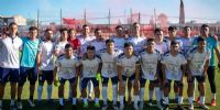 PLANTEL DE TUCUMÁN CENTRAL al presentarse hoy en el estadio de la Liga Catamarqueña de Fútbol.