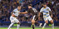 Lucas Janson disputa la pelota con Felipe Bussio, postal del encuentro entre Boca y Platense. 