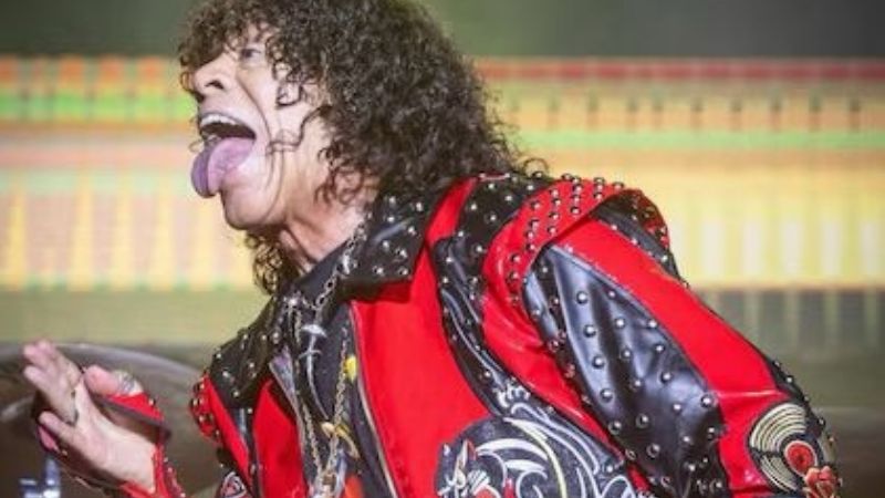 Preocupación por la salud de La Mona Jiménez durante su primer show del año