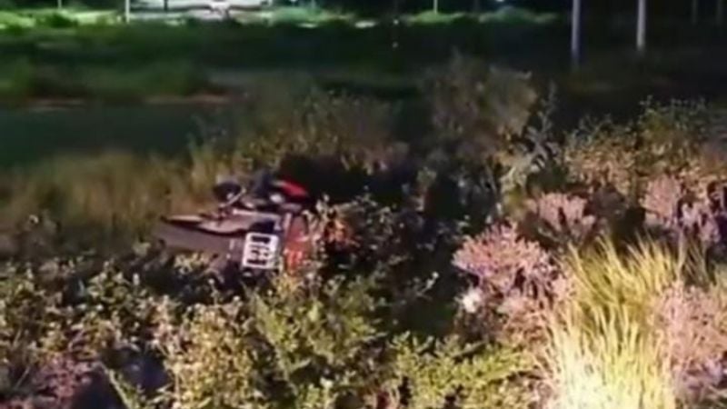 Motociclista en grave estado tras chocar contra una rotonda en la Capital