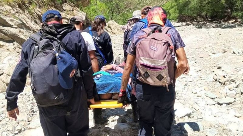 Rescatan a una mujer que se descompensó en una quebrada