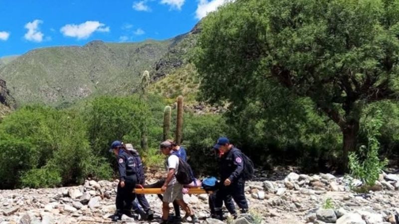 Rescatan a una mujer que se descompensó en una quebrada