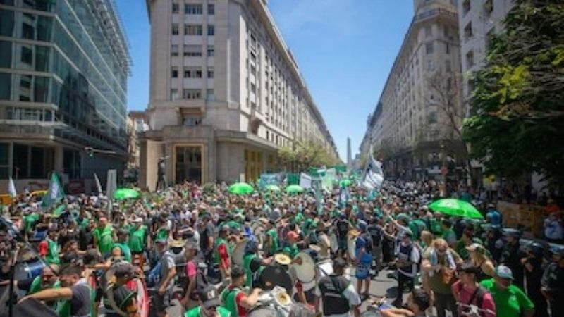 El Gobierno descontará el día a los estatales que se adhieran al paro nacional contra la reforma laboral
