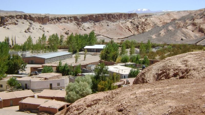Padres de alumnos de Antofagasta de la Sierra toman escuela por el cierre del comedor escolar
