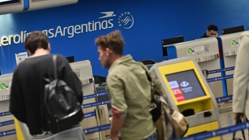 Aerolíneas Argentinas canceló 255 vuelos de este jueves por el paro de la CGT
