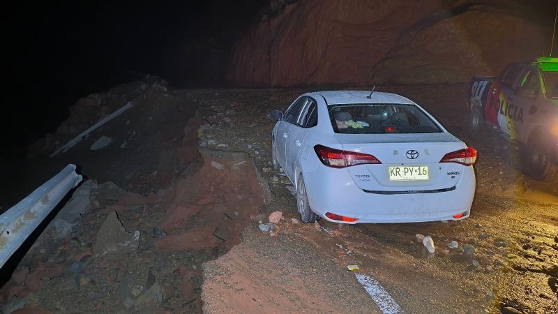 Rescatan y asisten a turistas chilenos tras la crecida en ruta 60