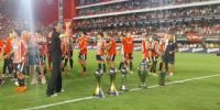 EDUARDO DOMÍNGUEZ fue despedido con una ronda de los jugadores de Estudiantes, ante los 5 trofeos que ganó en el club platense.