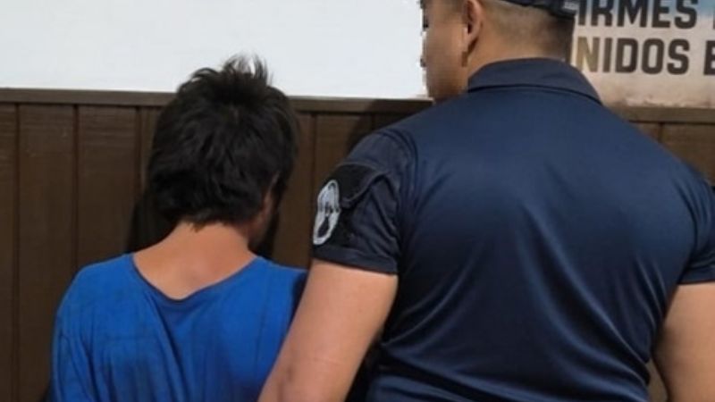 Causó un desorden, lo detuvieron y le secuestraron una notebook robada