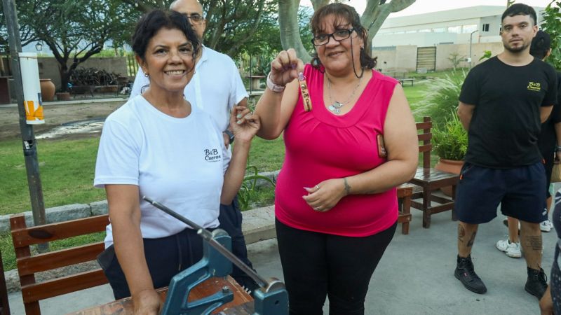 Trabajar el cuero: la búsqueda de un hobby que puede transformarse en un oficio