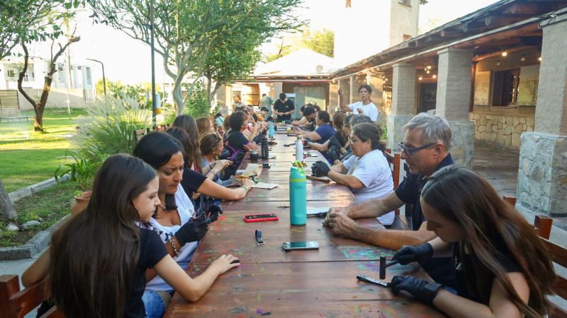 Trabajar el cuero: la búsqueda de un hobby que puede transformarse en un oficio