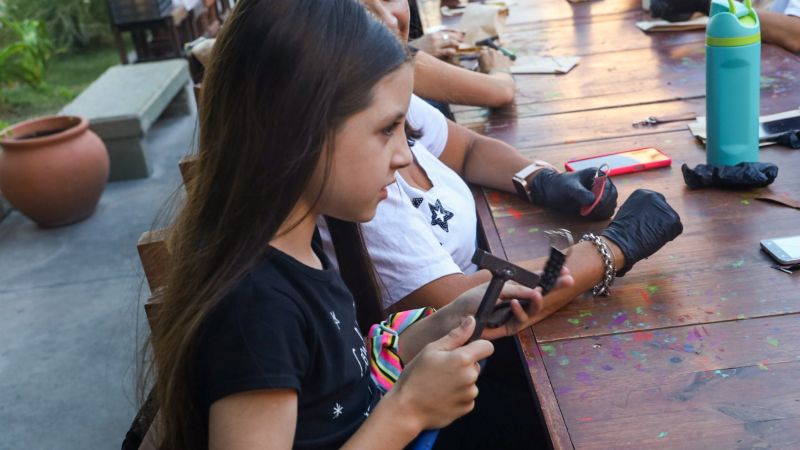 Trabajar el cuero: la búsqueda de un hobby que puede transformarse en un oficio