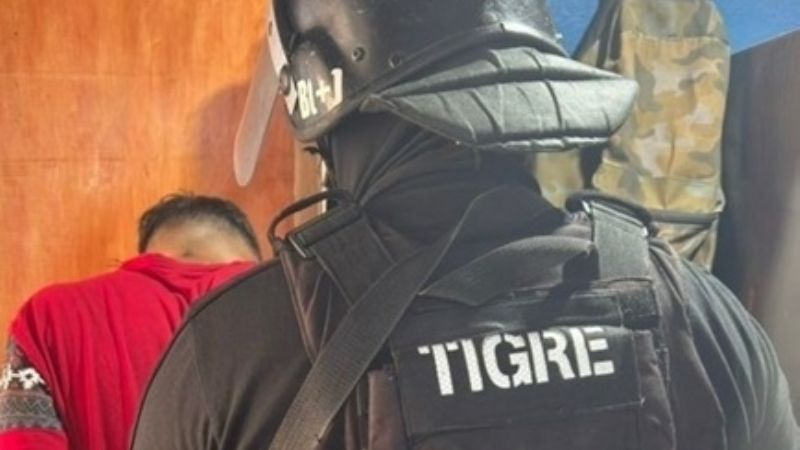 Llegó a la casa de sus padres, los amenazó y los golpeó