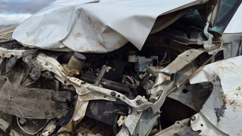 Chocó con un caballo y su camioneta quedó destruida