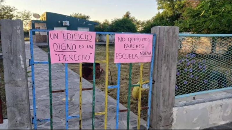 Padres toman la Escuela Primaria de Esquiú por graves falencias edilicias