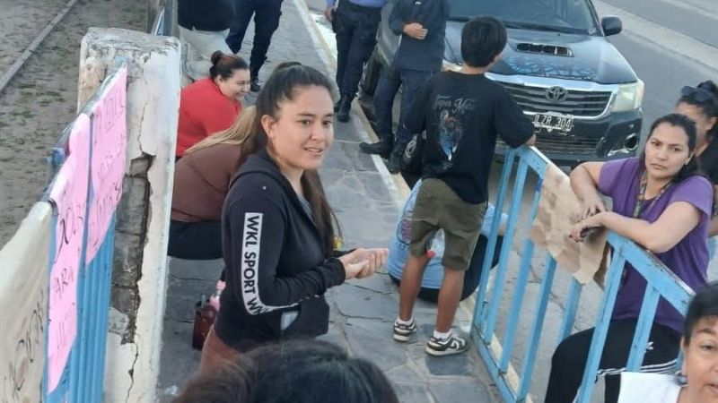 Padres toman la Escuela Primaria de Esquiú por graves falencias edilicias