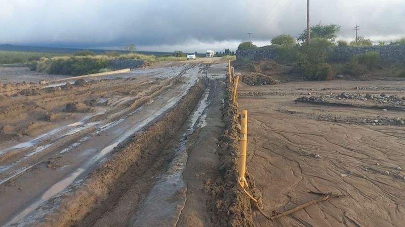 Tránsito complicado en RN 40 por barro en la calzada en Santa María