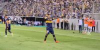 Bareiro festejando su primer gol con la camiseta de Boca, en el estadio 
